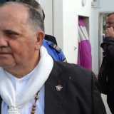 Finita la preghiera, tutti si avvicinano a Lodovico. Gli asciugano le lacrime con i loro fazzoletti, recuperando cos� quella che ritengono una sacra reliquia. Lui si alza e abbraccia tutti, uno per uno. Poi viene verso di noi e ci dice: �Vi ho sconvolti vero?�